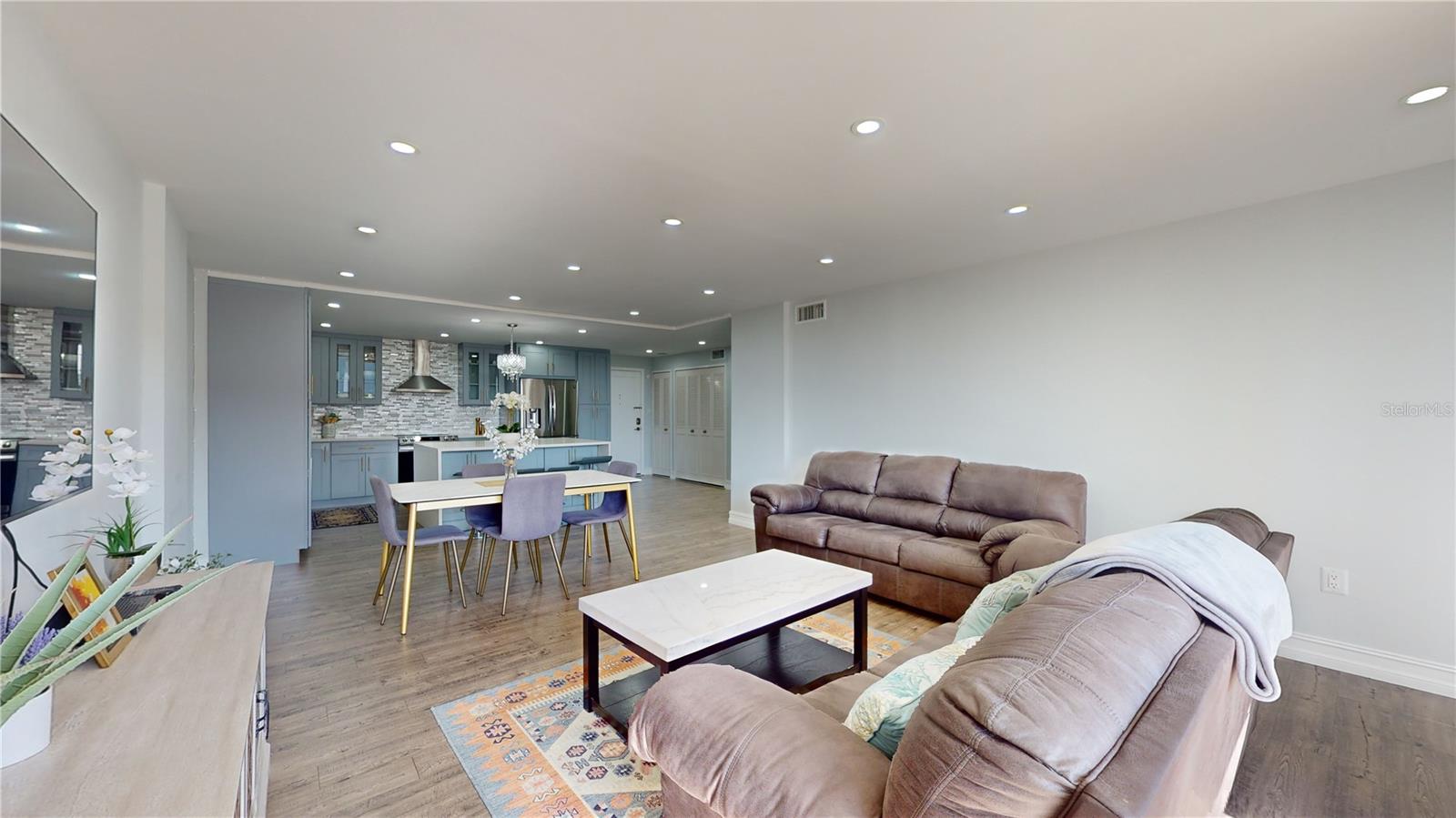 Image 4 of 36 For 400 Island Way 210