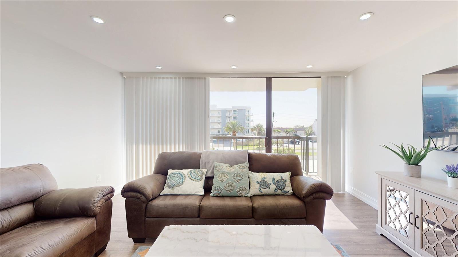 Image 5 of 36 For 400 Island Way 210