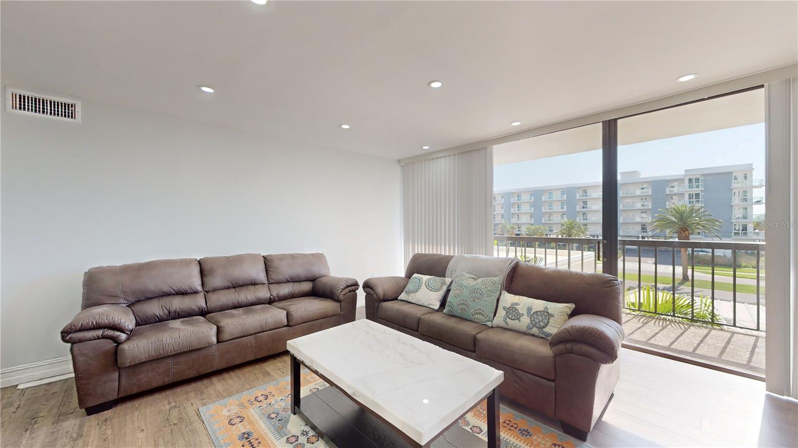 Image 6 of 36 For 400 Island Way 210
