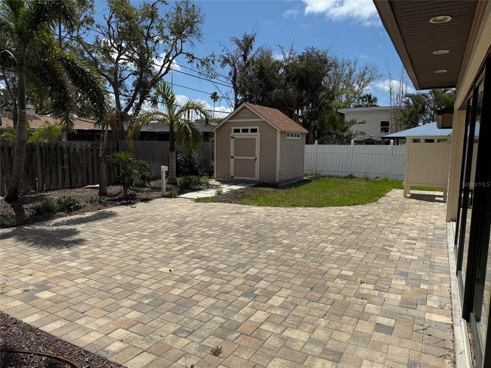 Image 7 of 38 For 833 Lantana Avenue