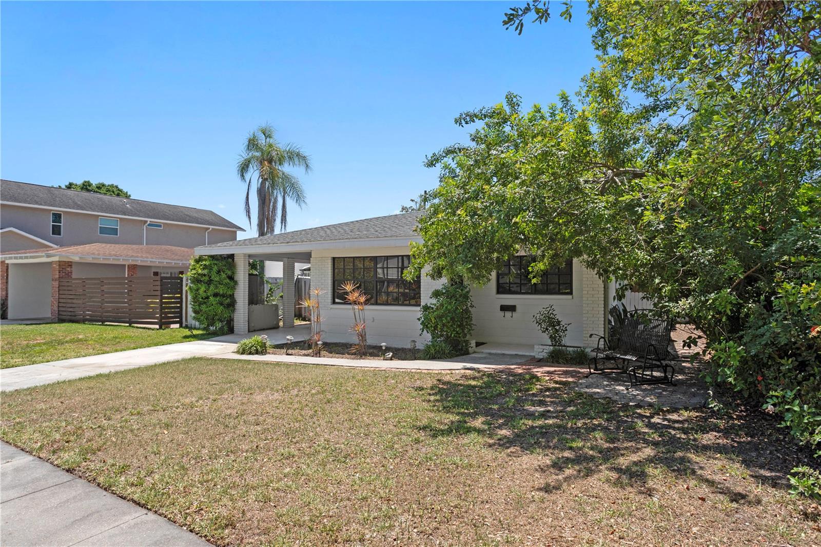 Image 4 of 44 For 628 Bosphorous Avenue