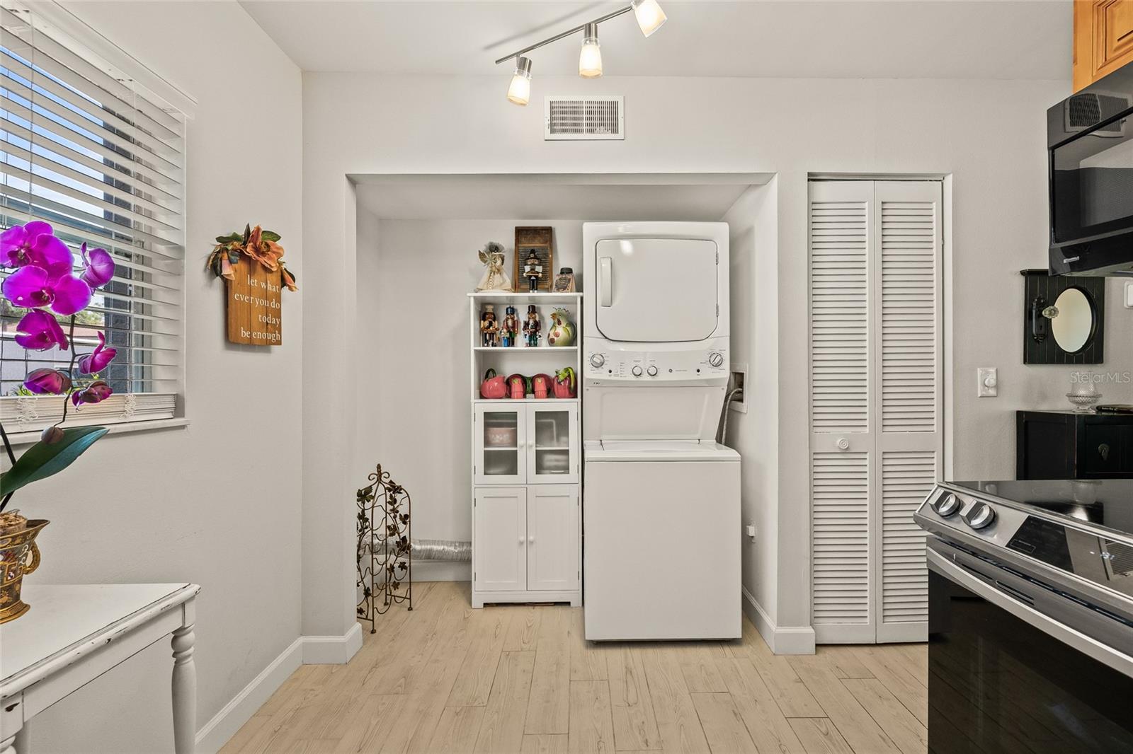 Image 18 of 38 For 476 Santa Cruz Place Ne C