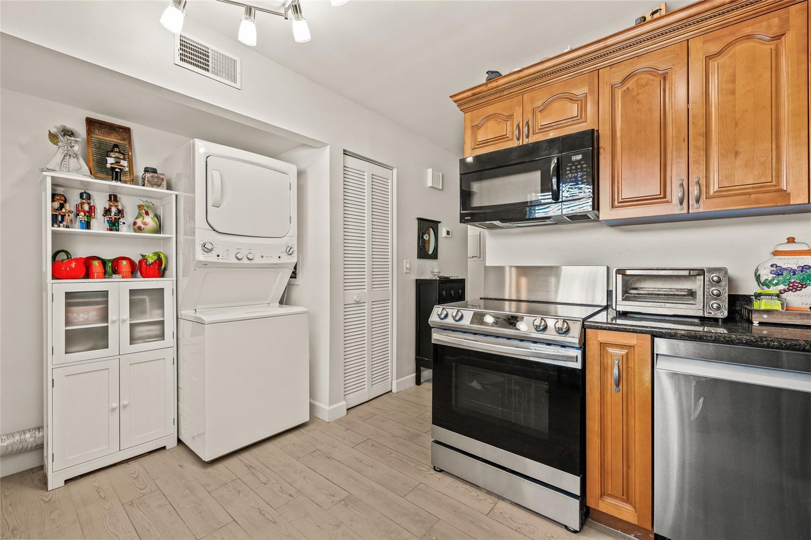 Image 32 of 38 For 476 Santa Cruz Place Ne C