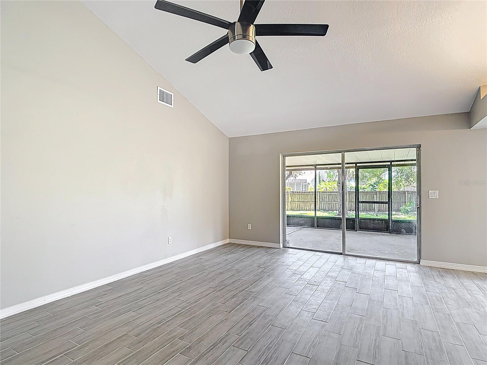 Listing photo id 10 for 1530 High Knoll Drive