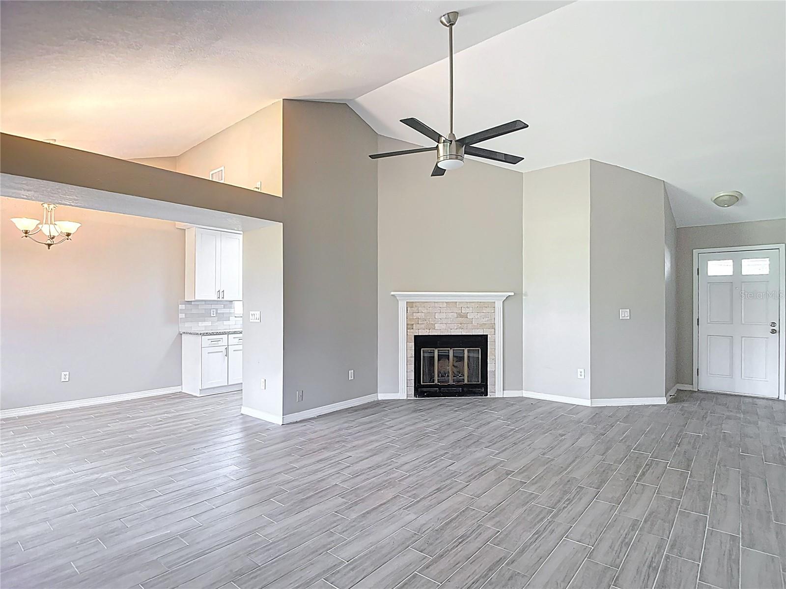 Listing photo id 12 for 1530 High Knoll Drive