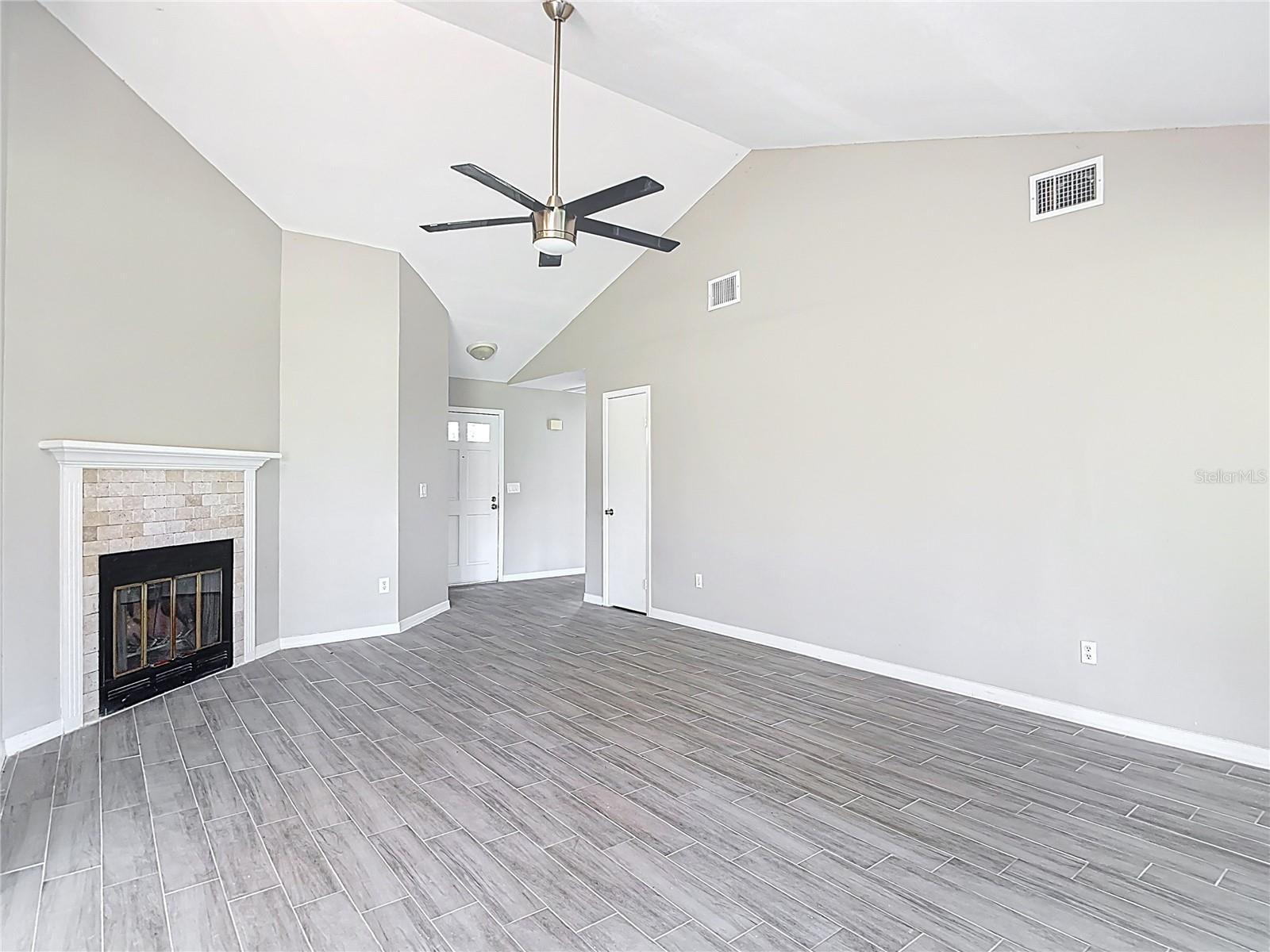 Listing photo id 13 for 1530 High Knoll Drive