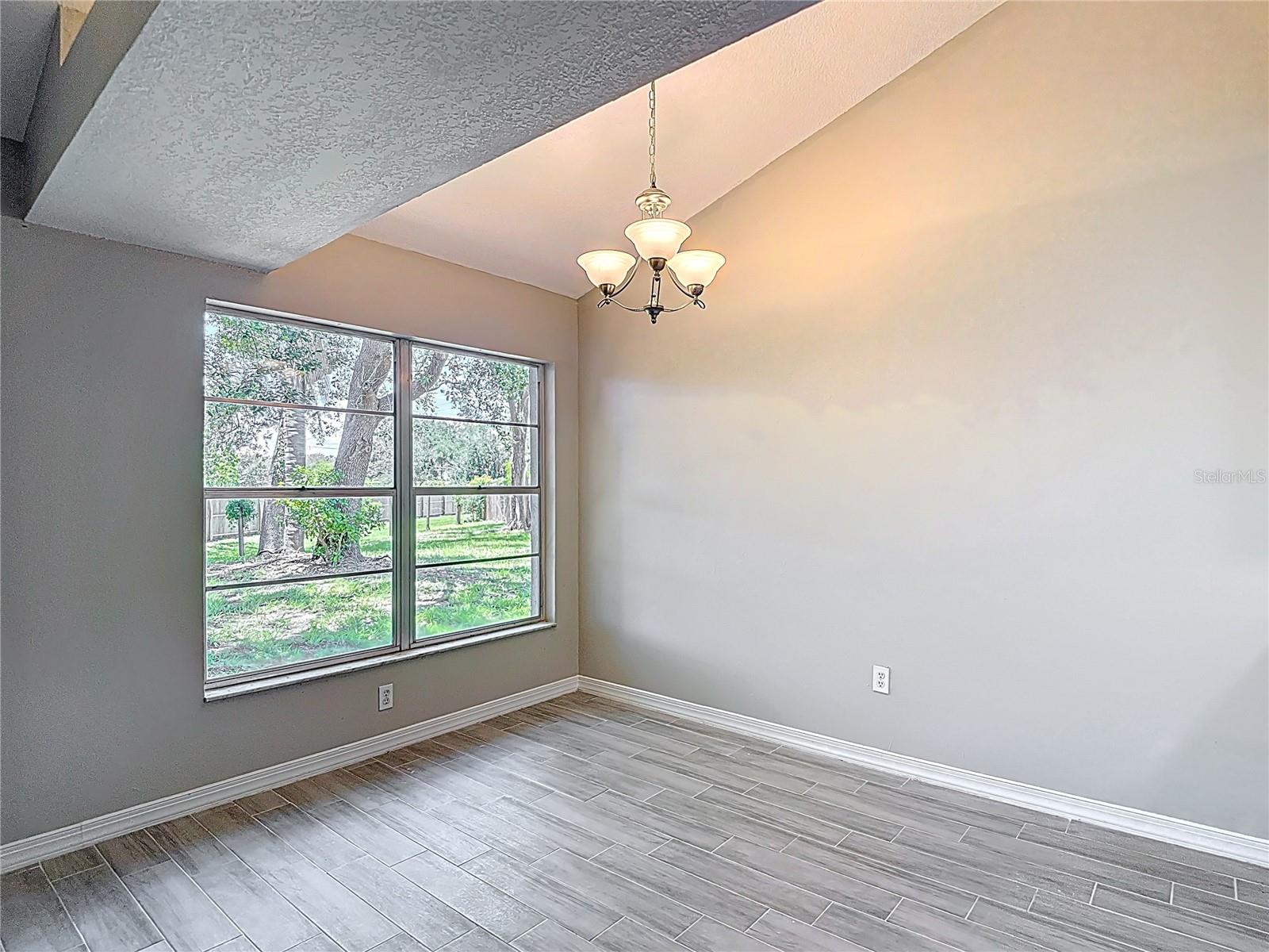 Listing photo id 14 for 1530 High Knoll Drive