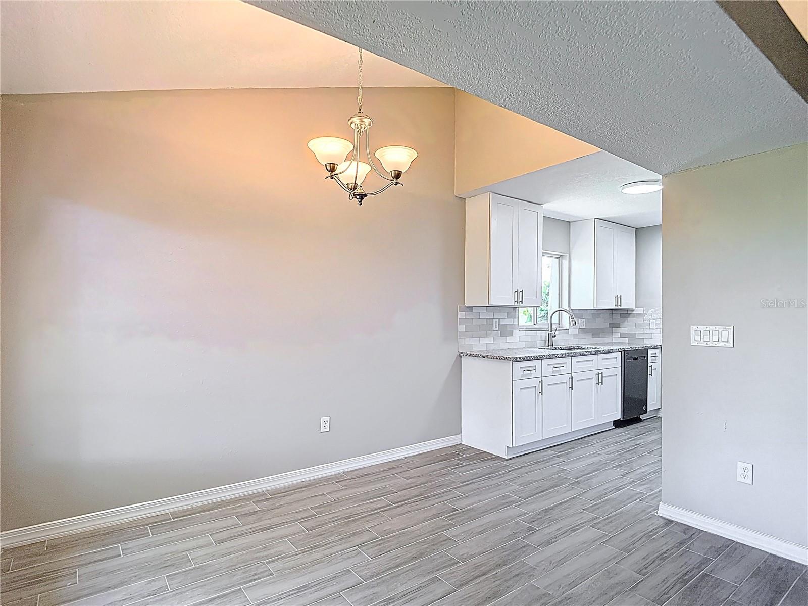 Listing photo id 15 for 1530 High Knoll Drive
