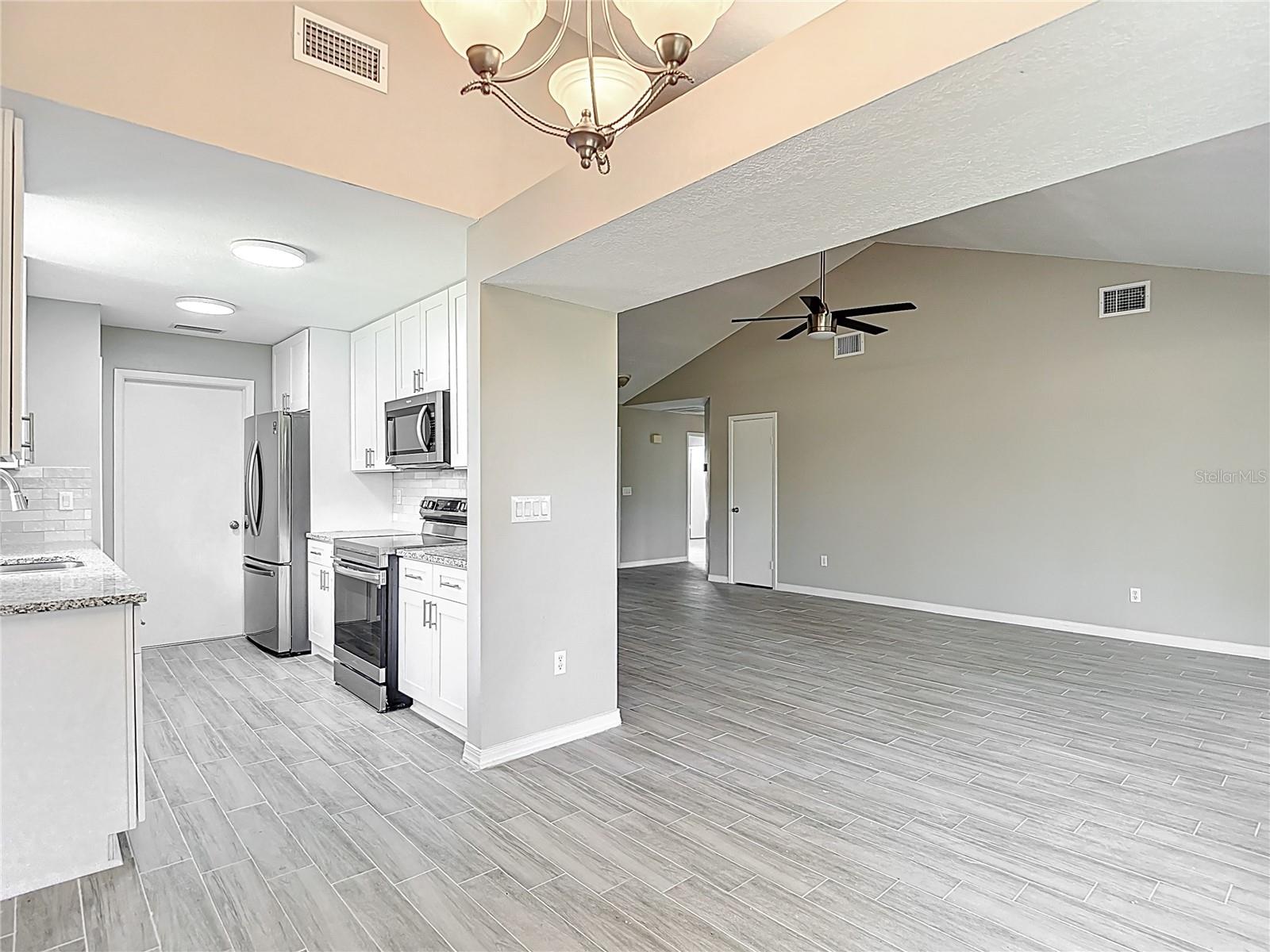 Listing photo id 17 for 1530 High Knoll Drive