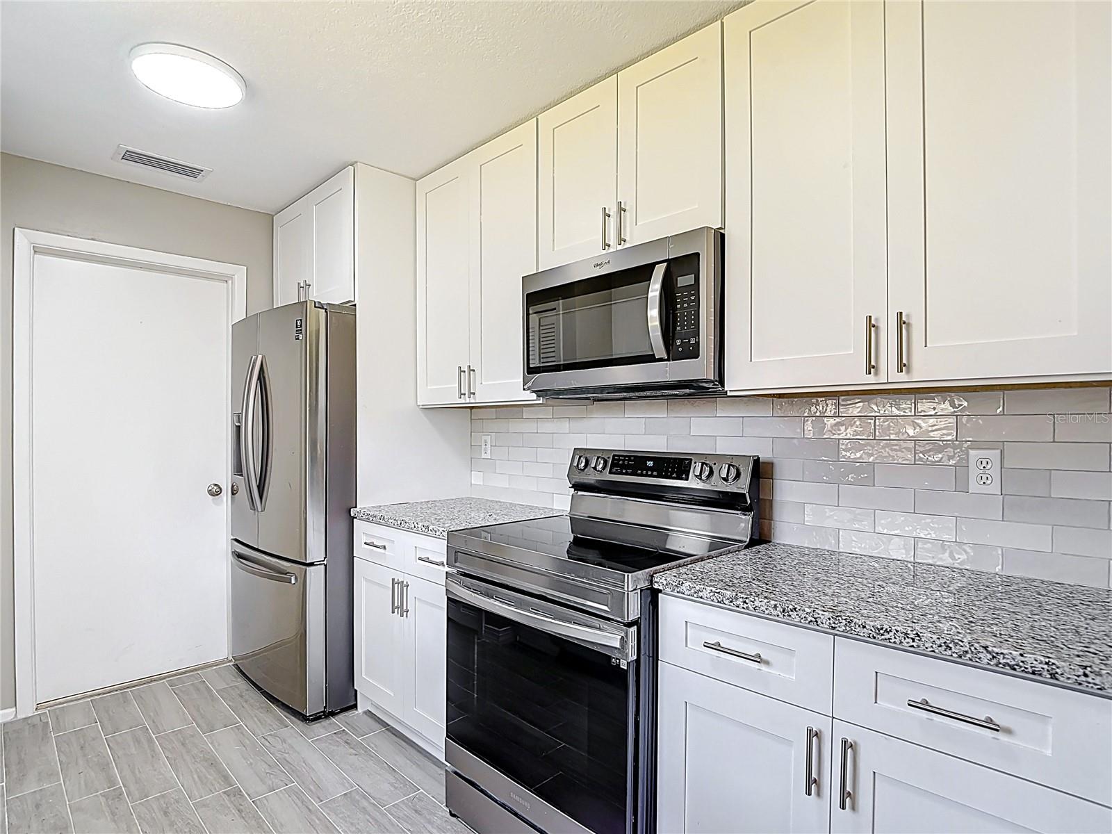 Listing photo id 18 for 1530 High Knoll Drive