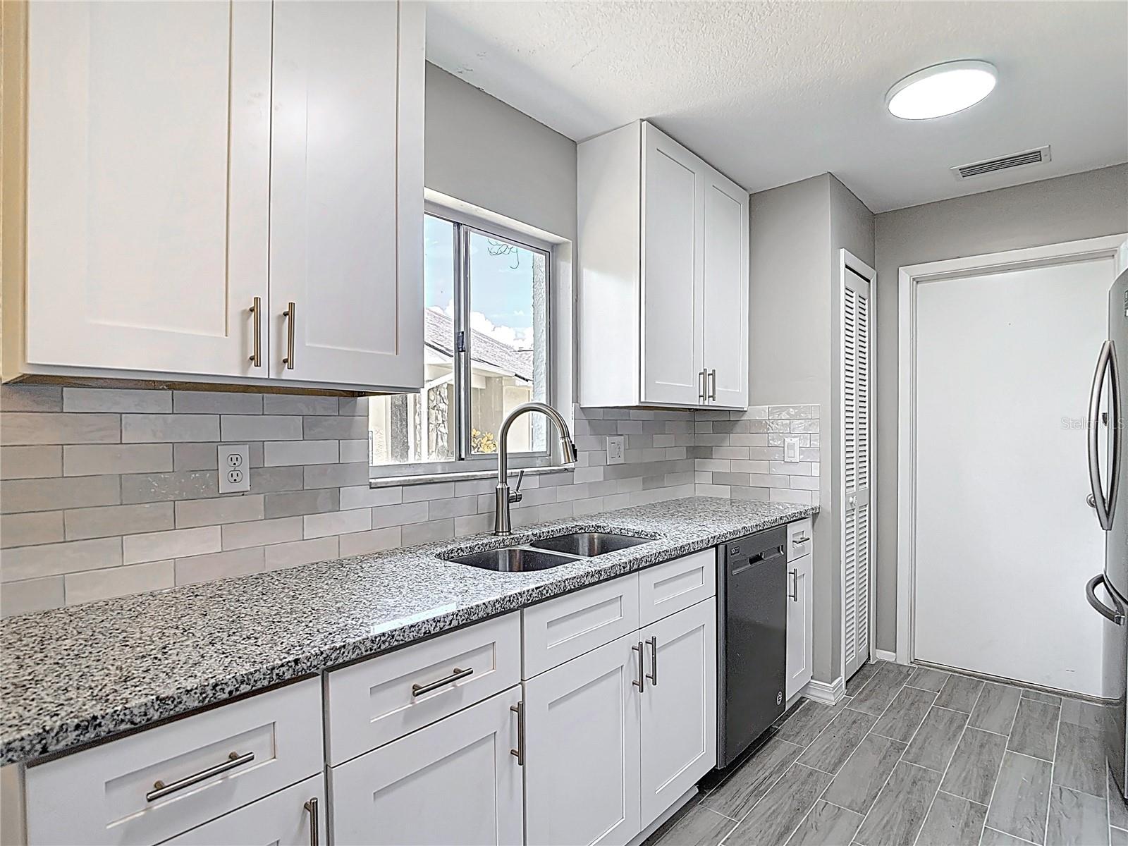 Listing photo id 19 for 1530 High Knoll Drive