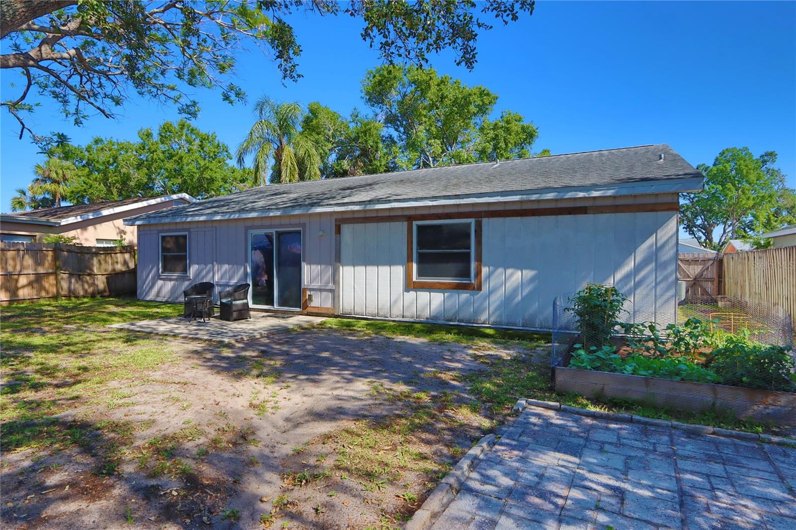 Image 4 of 24 For 1915 Peppertree Drive