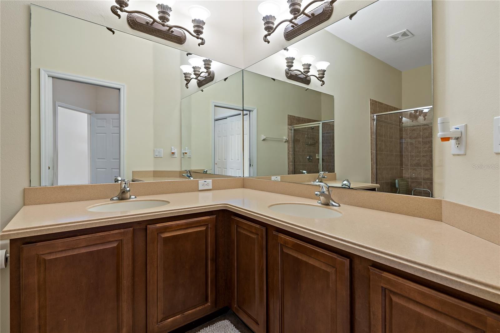 Listing photo id 31 for 20117 Indian Rosewood Drive