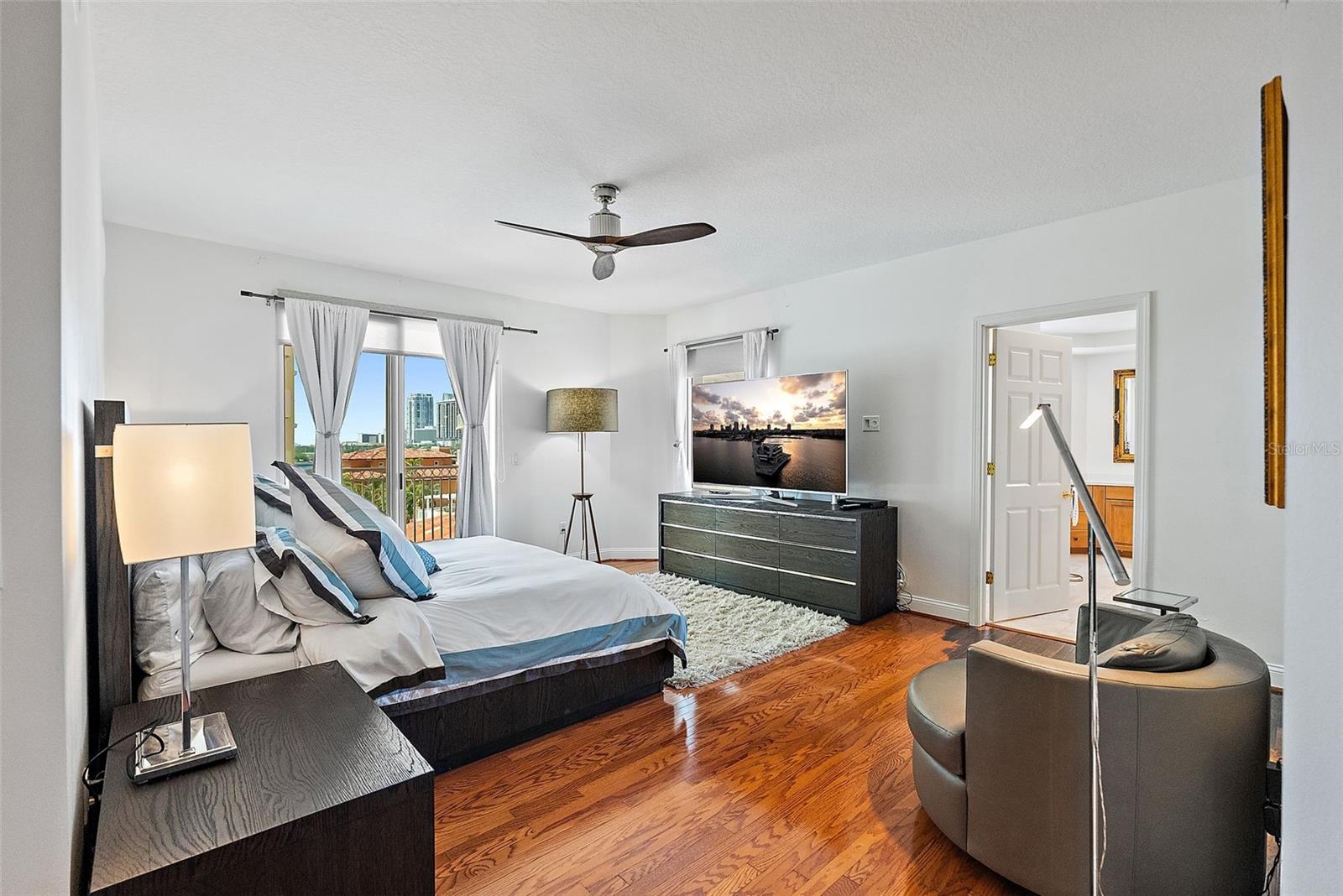 Image 22 of 66 For 555 5th Avenue Ne 424