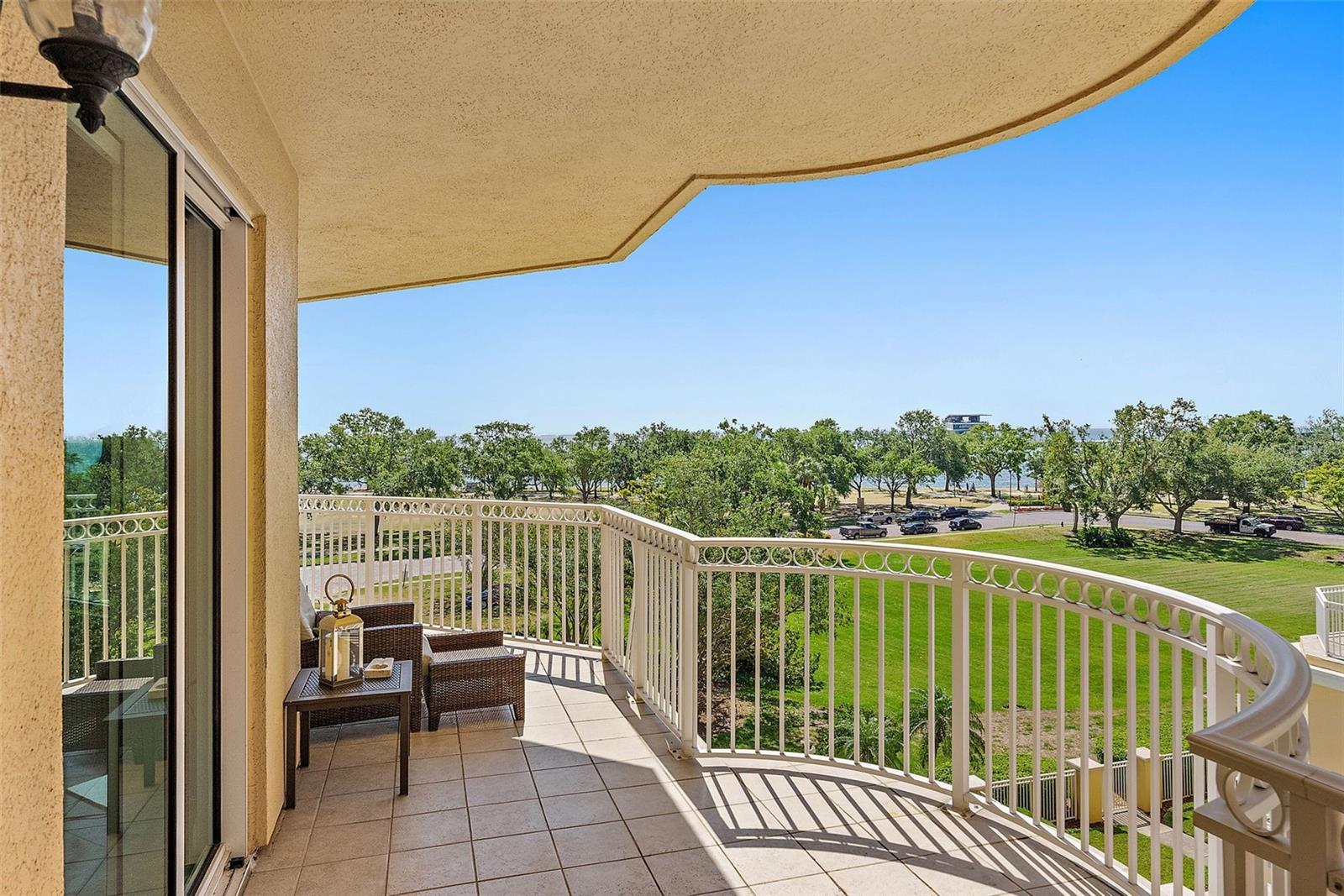 Image 6 of 66 For 555 5th Avenue Ne 424