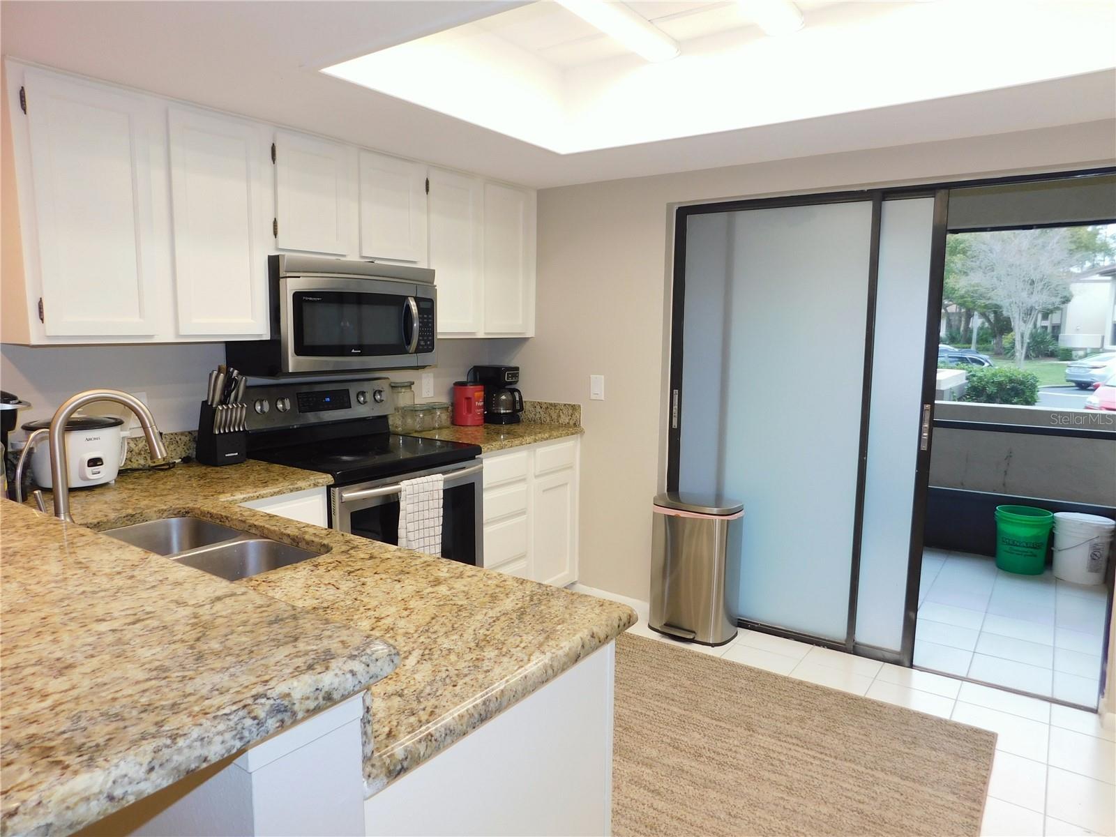 Image 6 of 32 For 207 Woodlake Wynde  207