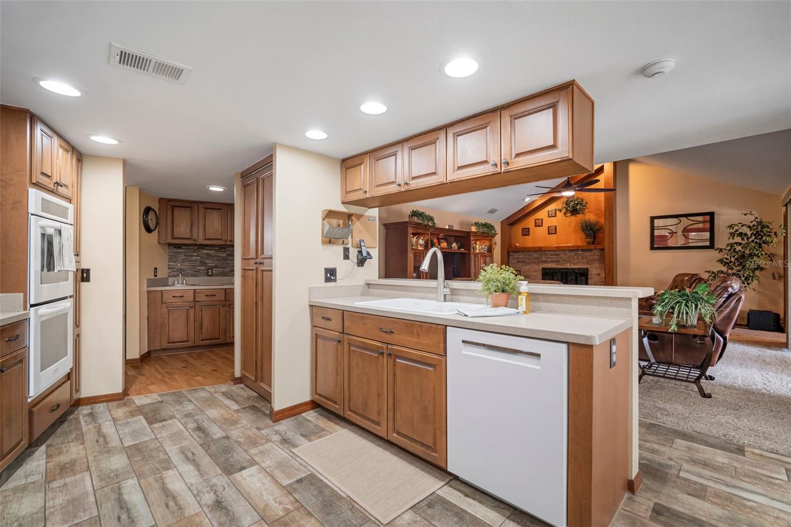 Listing photo id 9 for 3427 Forest Bridge Circle