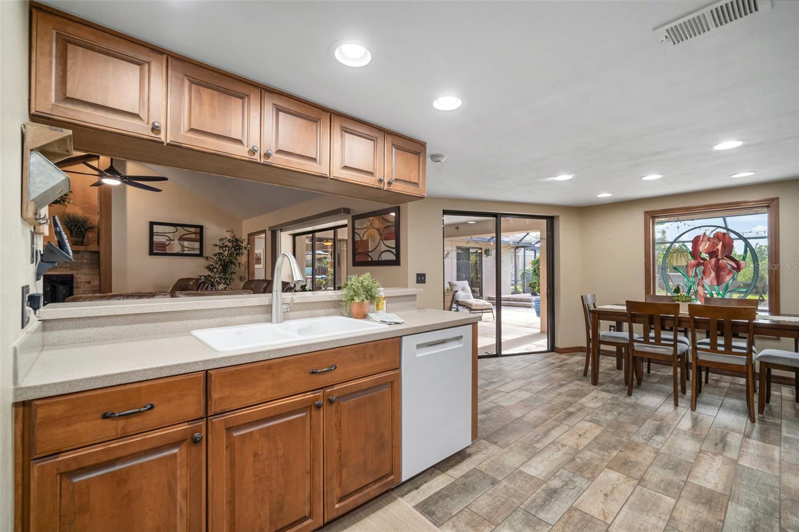 Listing photo id 6 for 3427 Forest Bridge Circle