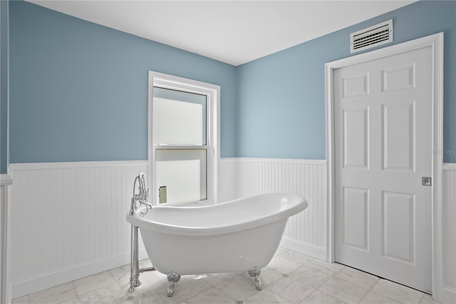 Image 34 of 75 For 4935 Bay Way Place