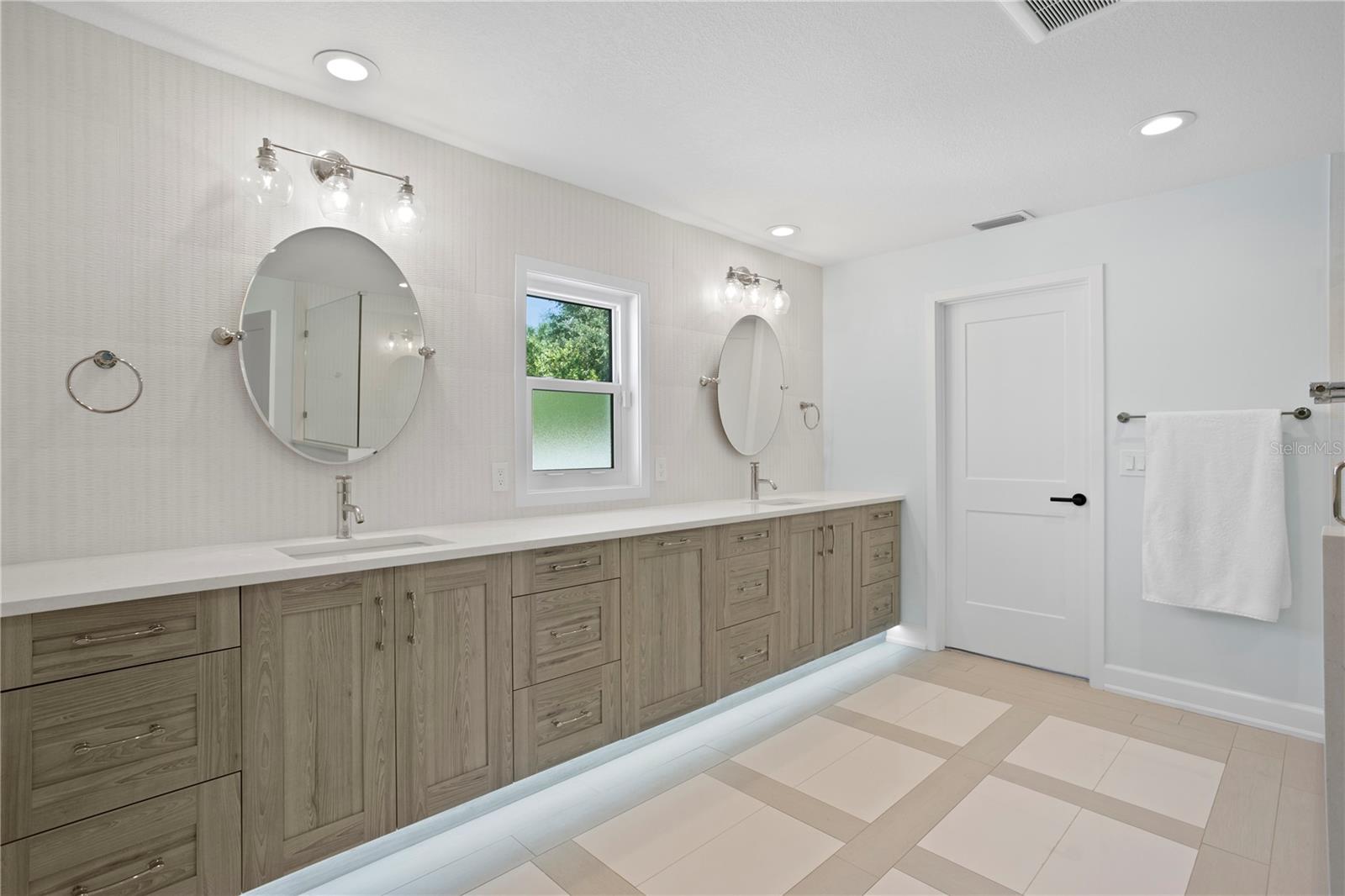 Image 39 of 75 For 4935 Bay Way Place