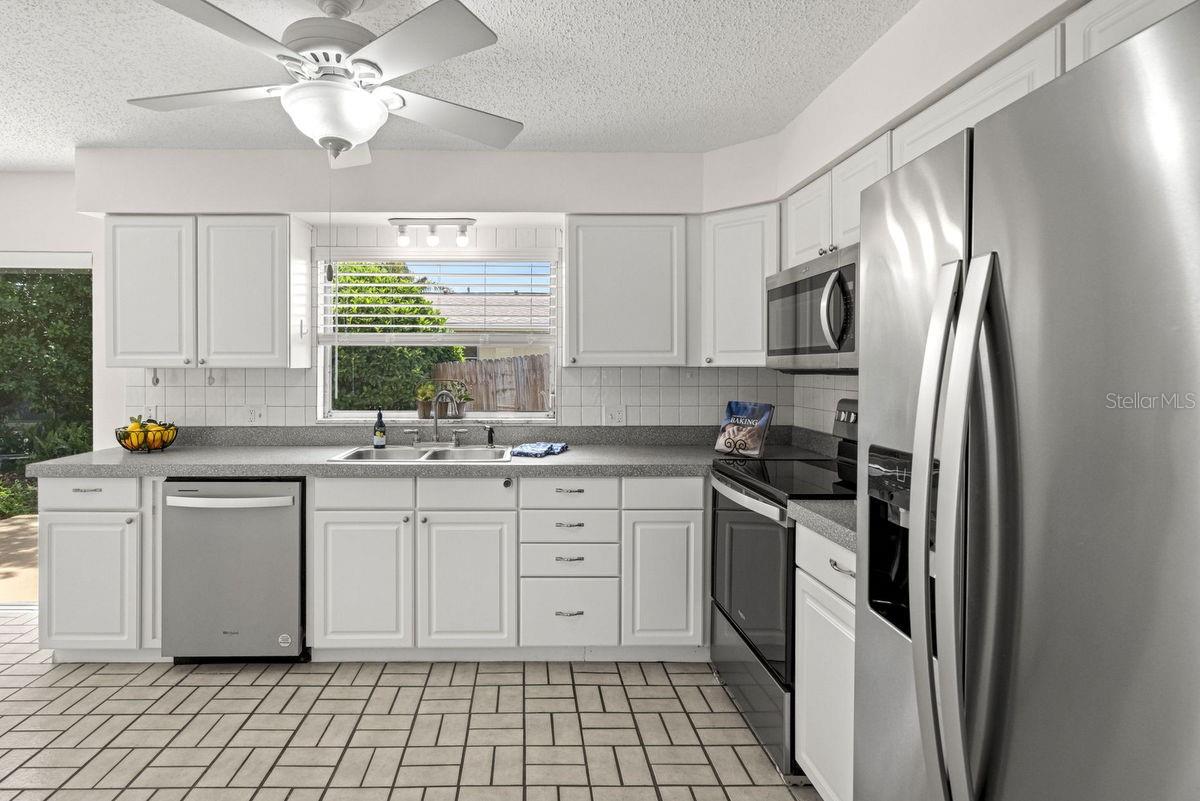 Image 11 of 60 For 834 Cambridge Court