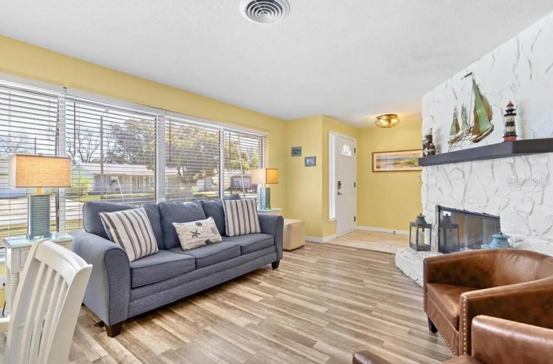 Image 4 of 25 For 1560 Simmons Drive
