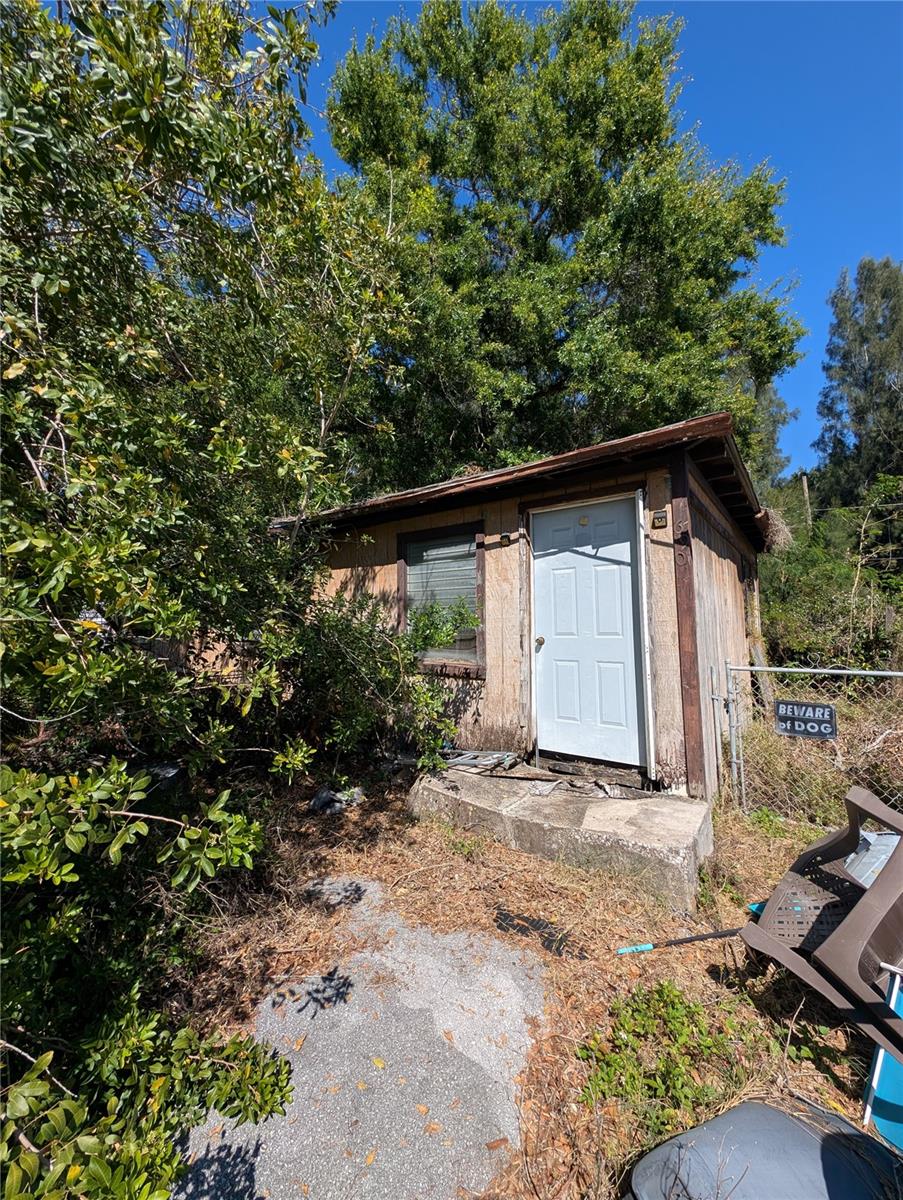 Listing photo id 0 for 6901 33rd Street N