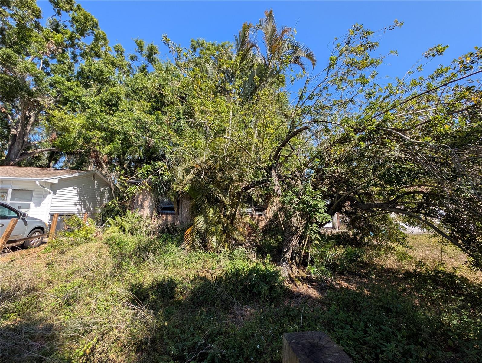 Listing photo id 2 for 6901 33rd Street N