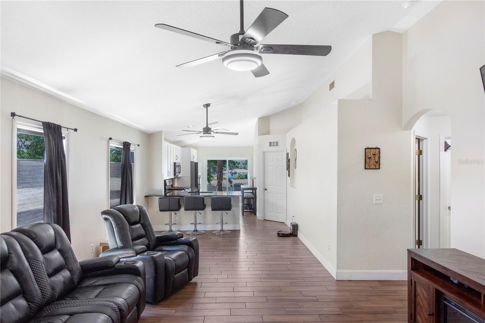 Listing photo id 8 for 302 Summer Sails Drive