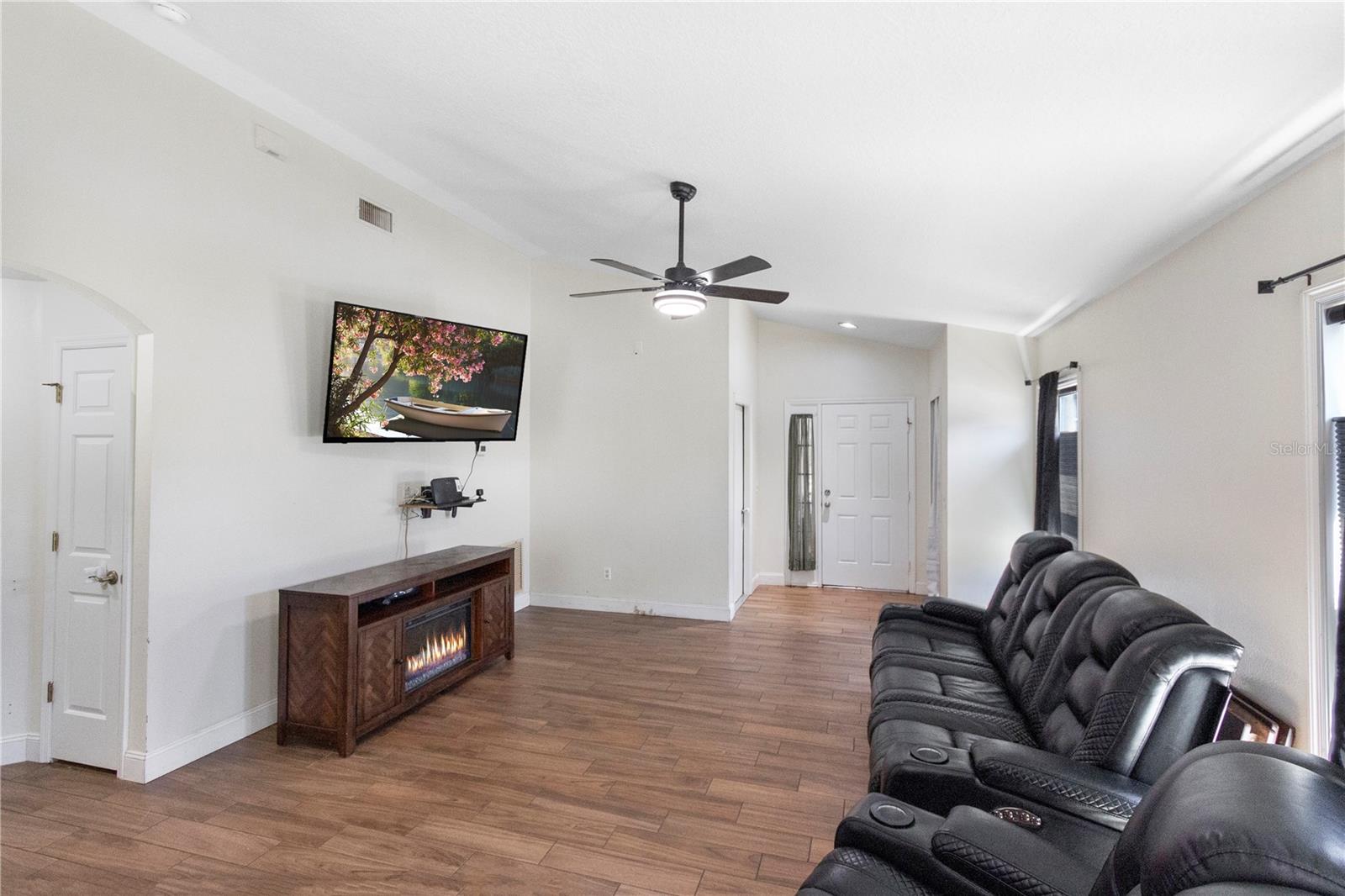 Listing photo id 10 for 302 Summer Sails Drive