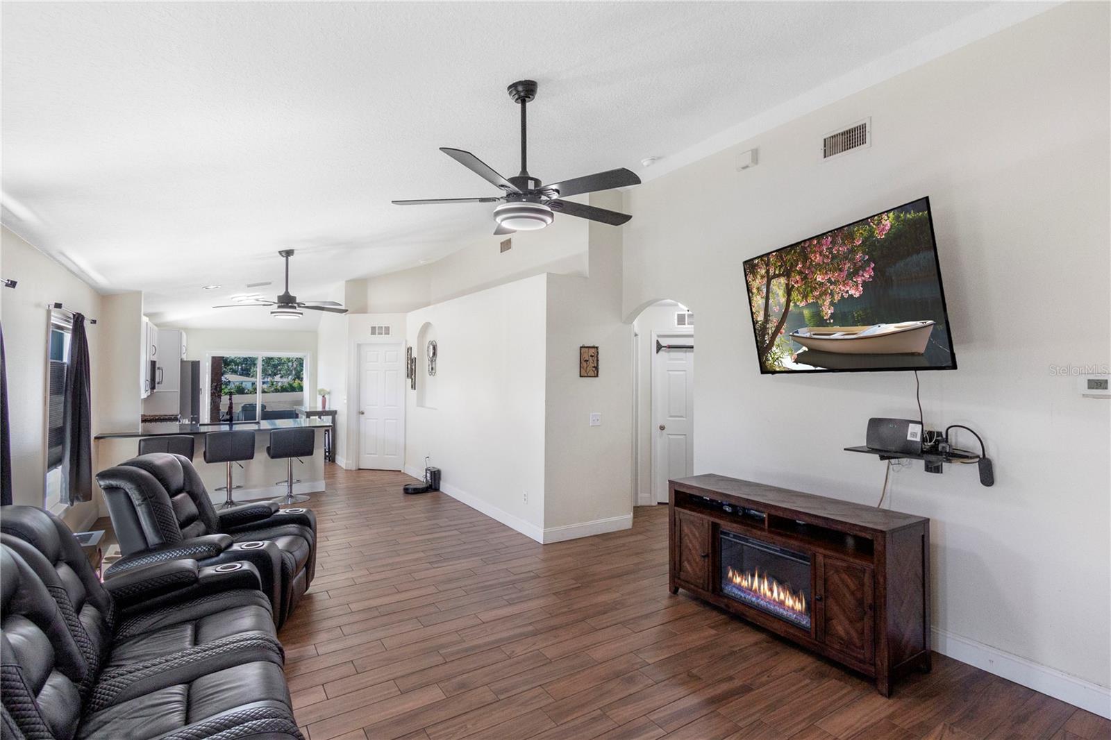 Listing photo id 12 for 302 Summer Sails Drive
