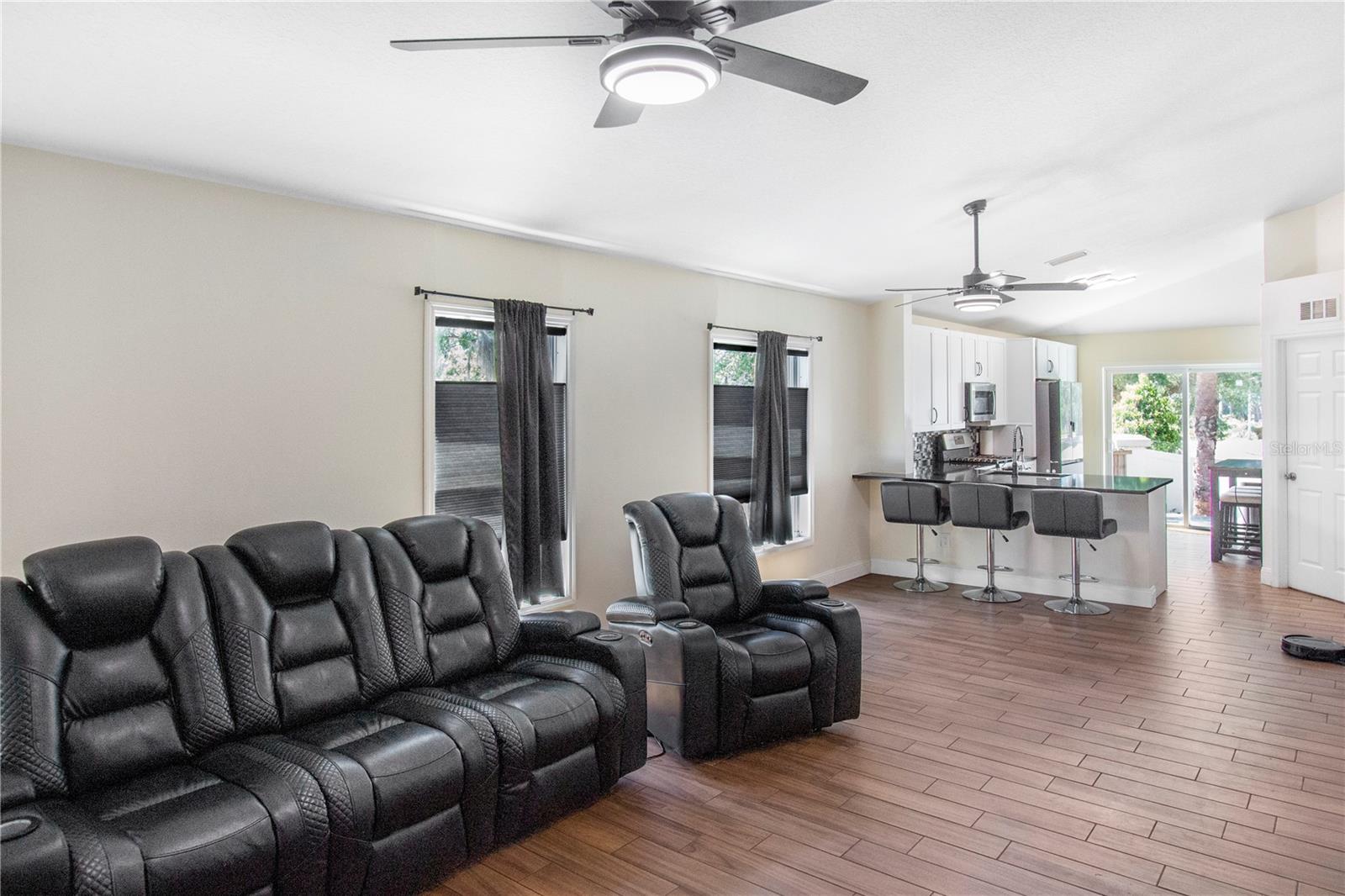Listing photo id 6 for 302 Summer Sails Drive