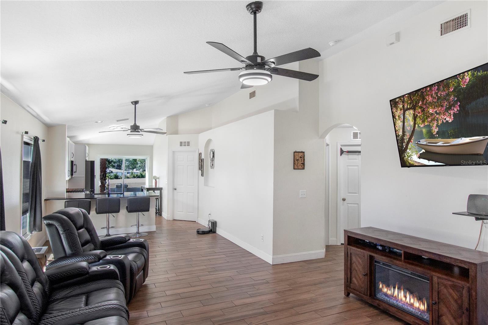 Listing photo id 7 for 302 Summer Sails Drive