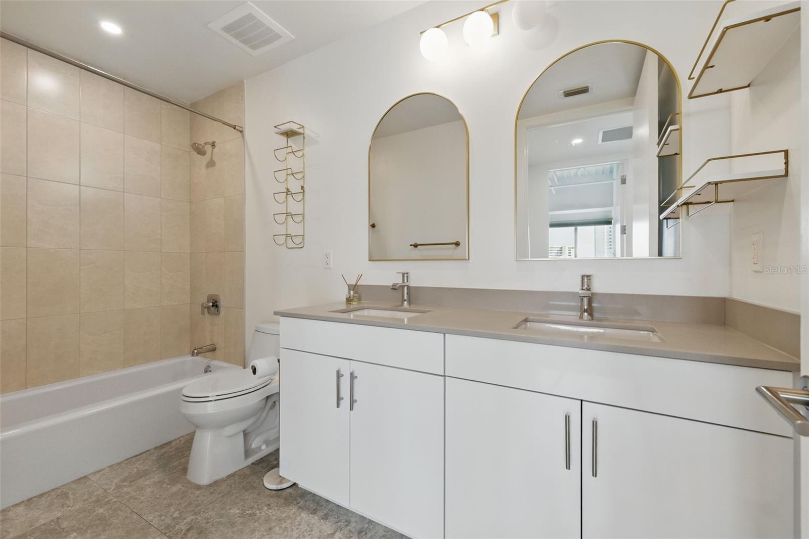 Image 7 of 17 For 332 Cocoanut Avenue 505
