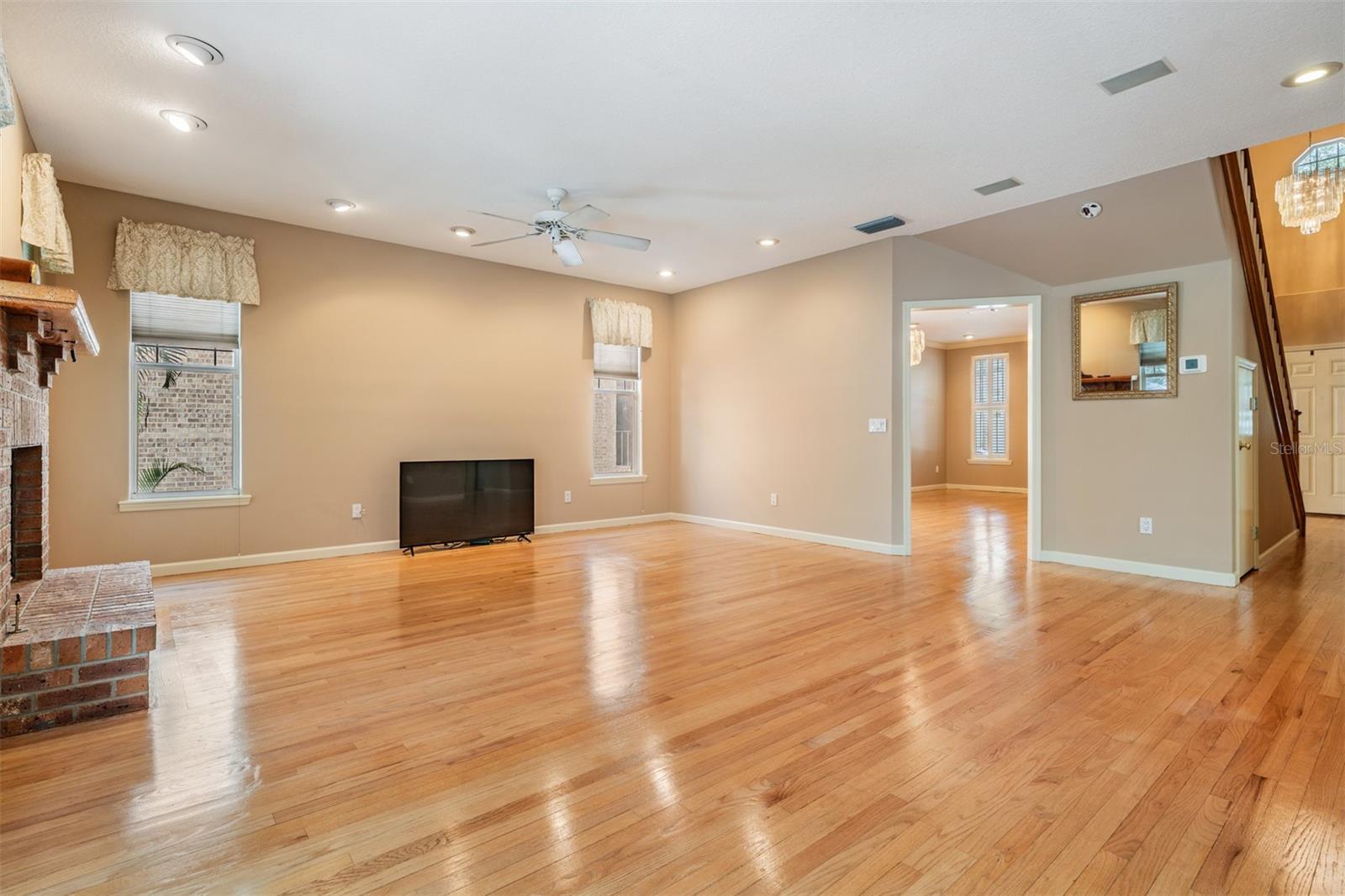 Listing photo id 8 for 2704 Chambray Lane