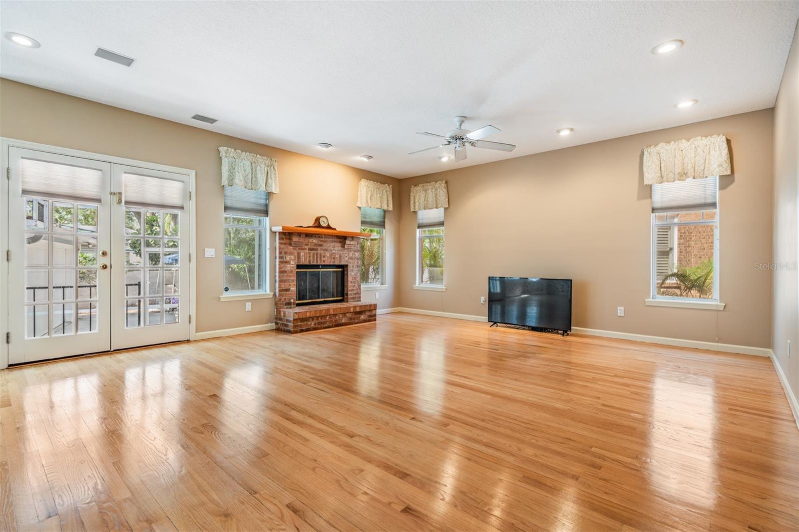 Listing photo id 9 for 2704 Chambray Lane