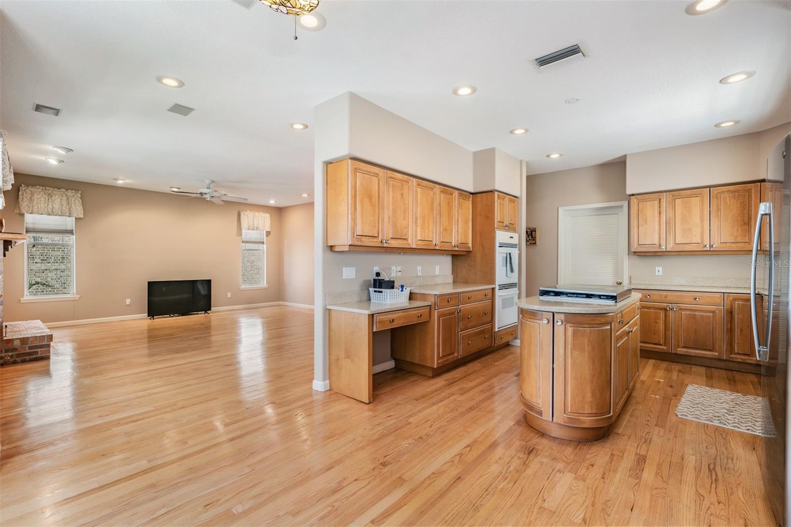 Listing photo id 7 for 2704 Chambray Lane