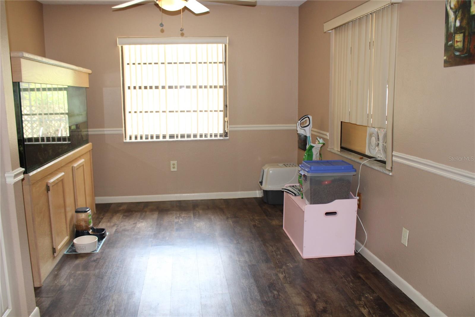 Listing photo id 13 for 4363 Elwood Road