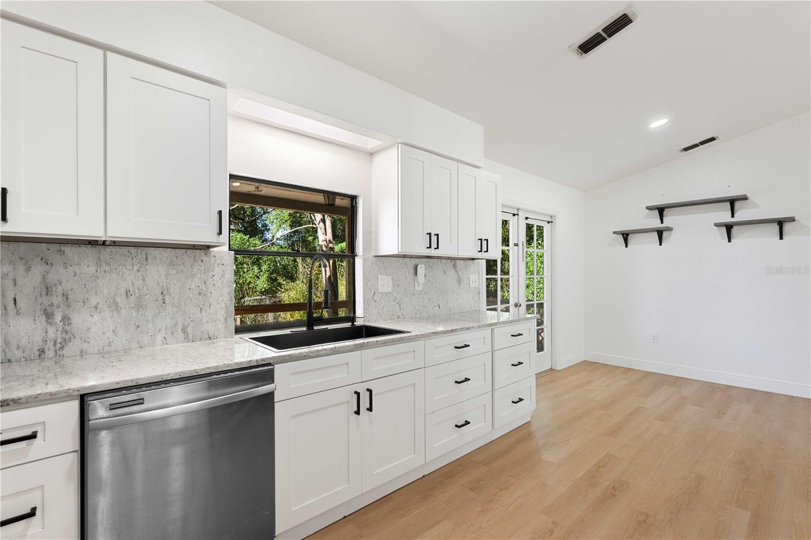 Listing photo id 25 for 27477 Old Trilby Road