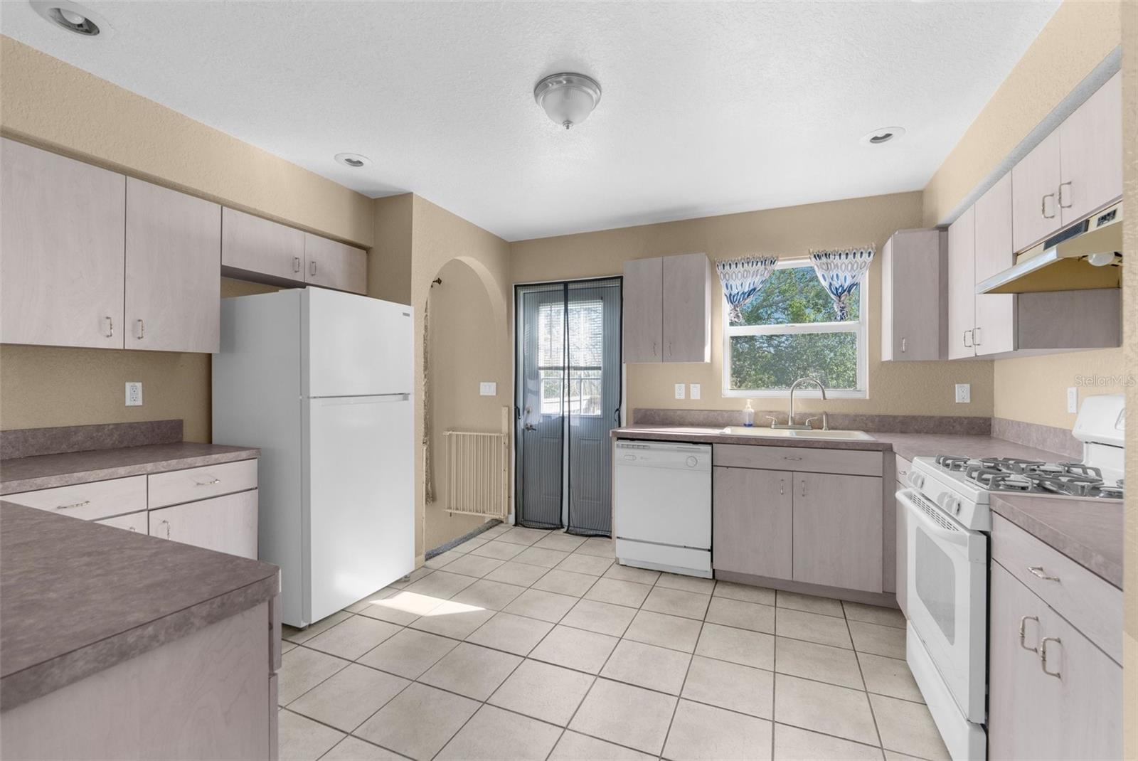 Image 9 of 37 For 11780 Linden Drive