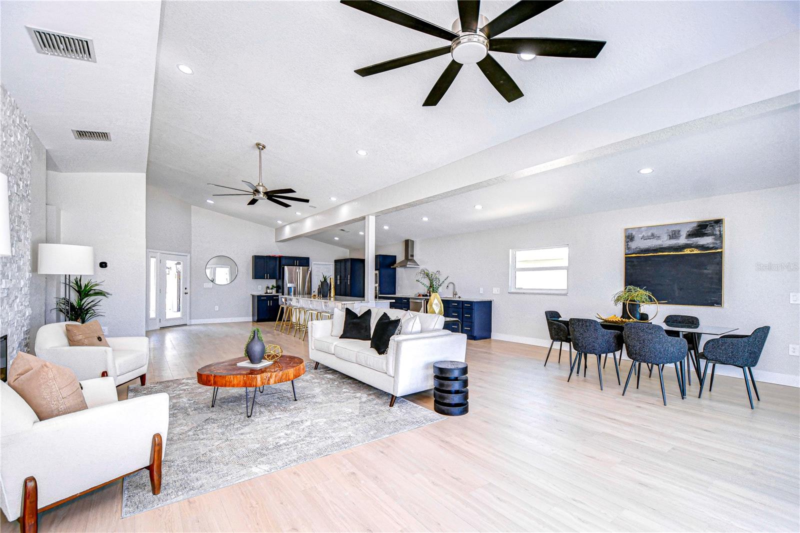 Listing photo id 8 for 568 Crystal Drive