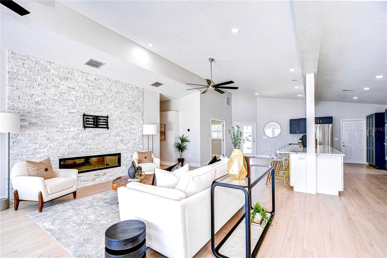 Listing photo id 10 for 568 Crystal Drive