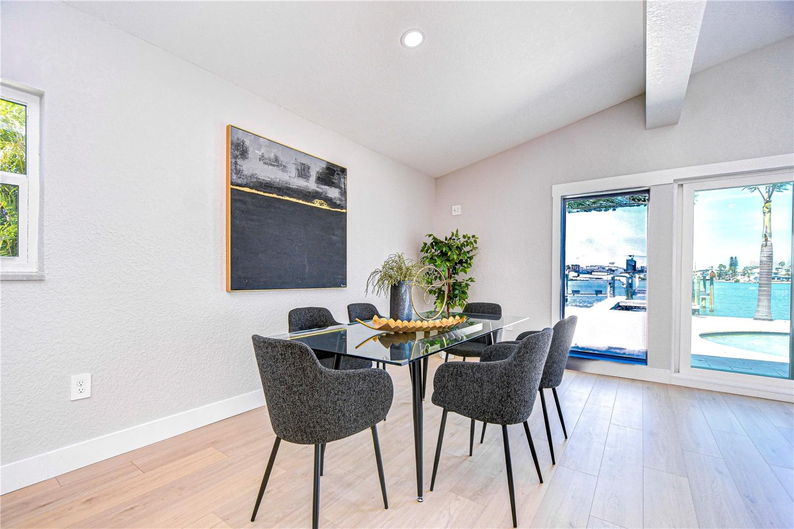 Listing photo id 11 for 568 Crystal Drive