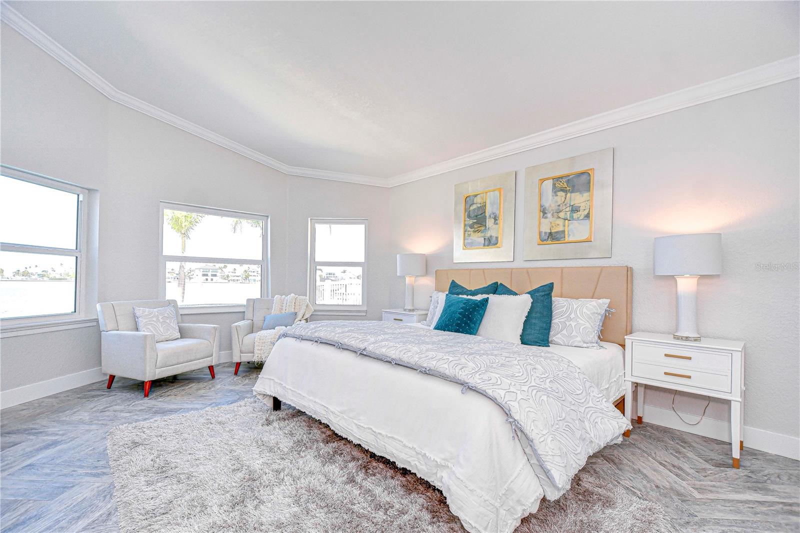 Listing photo id 13 for 568 Crystal Drive