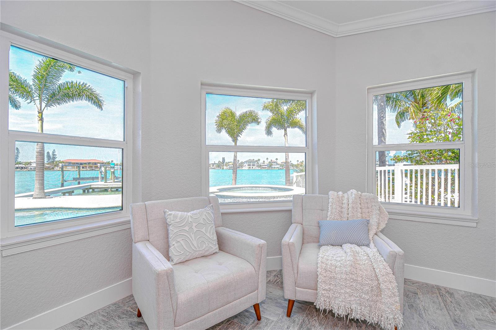 Listing photo id 14 for 568 Crystal Drive