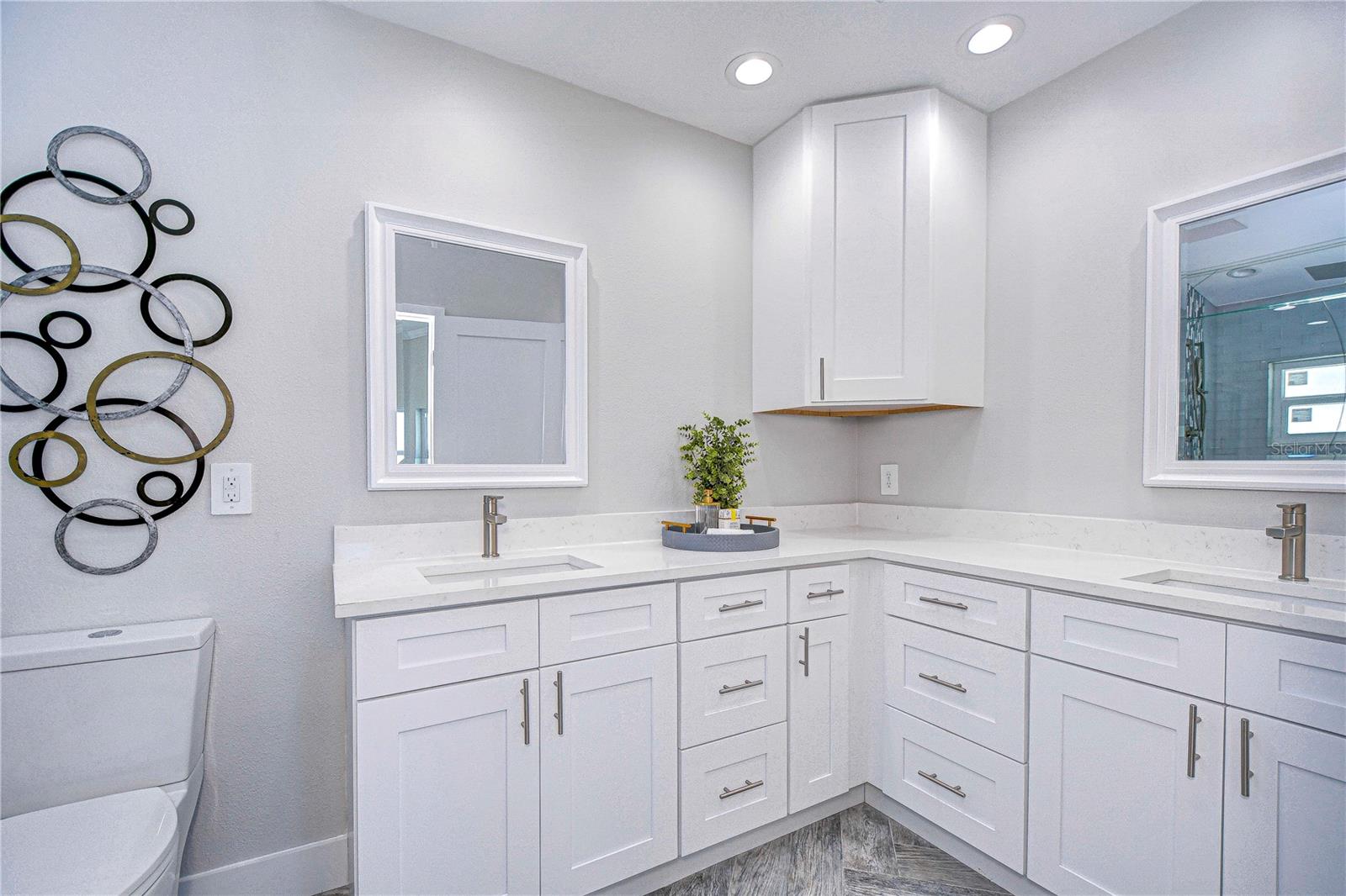Listing photo id 15 for 568 Crystal Drive