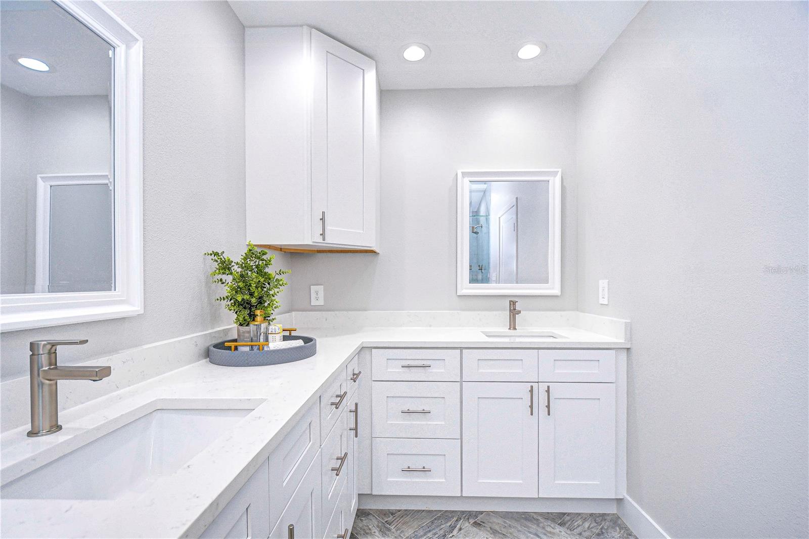 Listing photo id 16 for 568 Crystal Drive