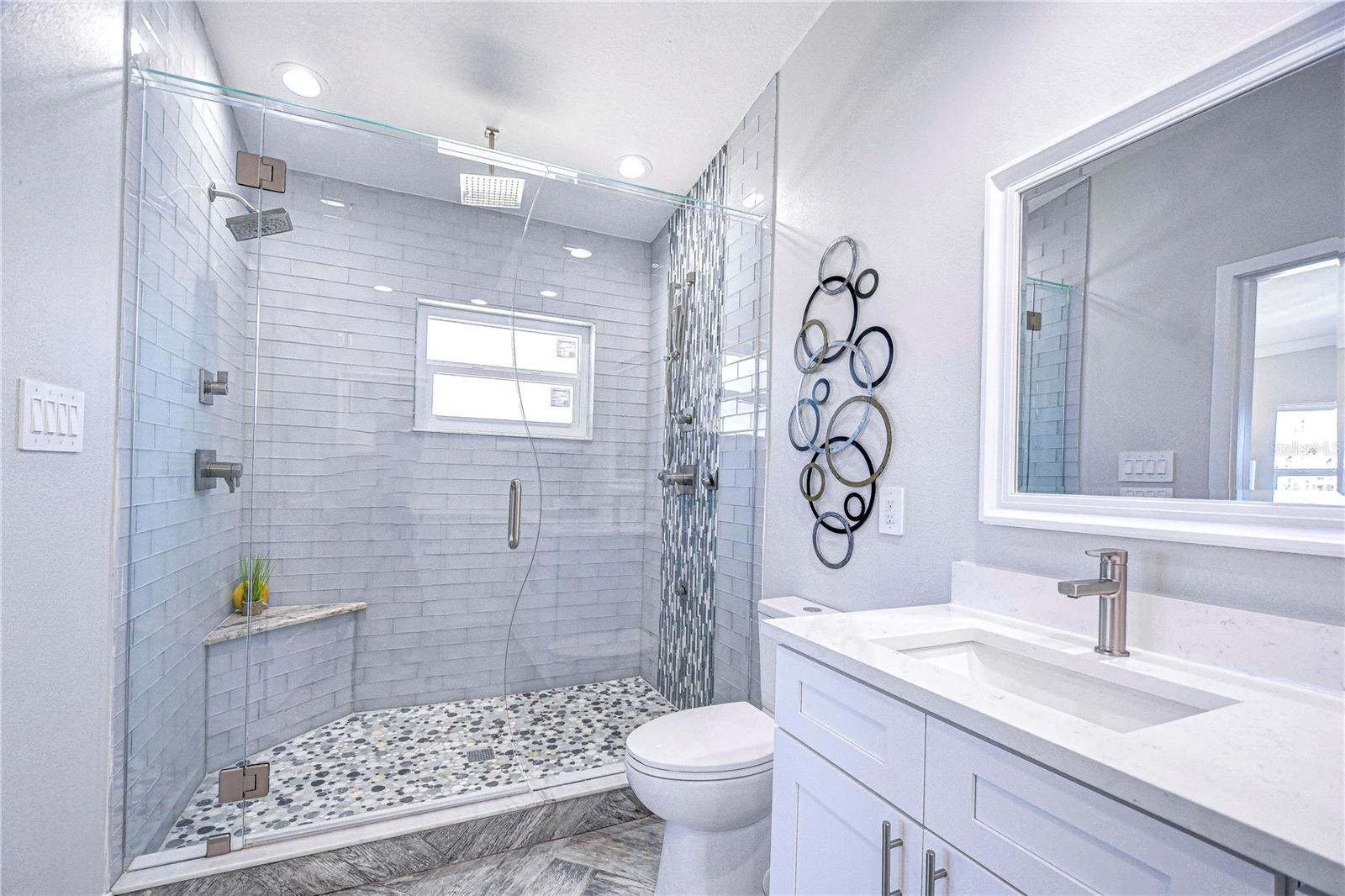 Listing photo id 17 for 568 Crystal Drive