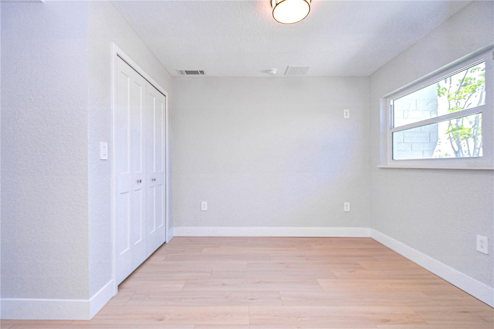 Listing photo id 18 for 568 Crystal Drive