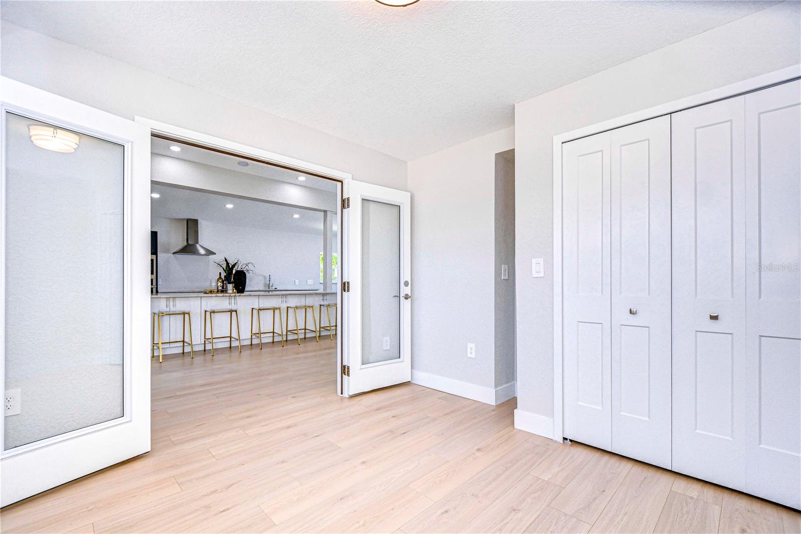 Listing photo id 19 for 568 Crystal Drive